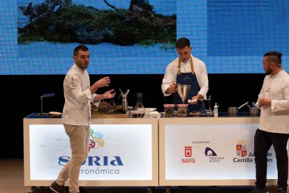 El consejero de Cultura, Turismo y Deporte, Gonzalo Santonja, entrega del IV Reconocimiento Internacional de Cocina y Turismo Micológico de Castilla y León a la cocinera Samantha Vallejo-Nágera. -ICAL