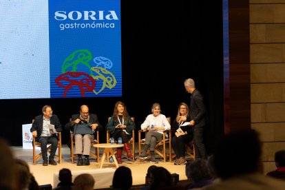 El consejero de Cultura, Turismo y Deporte, Gonzalo Santonja, entrega del IV Reconocimiento Internacional de Cocina y Turismo Micológico de Castilla y León a la cocinera Samantha Vallejo-Nágera. -ICAL