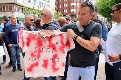 Los sindicatos con representación en el Centro Penitenciario de Mansilla de las Mulas se concentran ante la subdelegación del Gobierno en León.- Ical