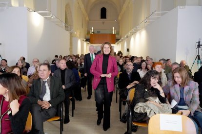 La consejera de Educación, Rocío Lucas, preside la entrega de diplomas a los Profesores Honoríficos 2023-2024. -ICAL