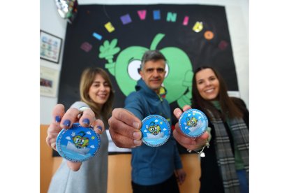 Los profesores Beatriz Carrero, Paco López e Isabel Núñez, responsables del proyecto 'Senderos' del CRA La Abadía de Carracedelo.- ICAL