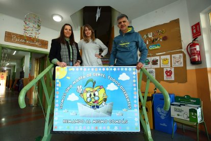 Los profesores Beatriz Carrero, Paco López e Isabel Núñez, responsables del proyecto 'Senderos' del CRA La Abadía de Carracedelo.- ICAL