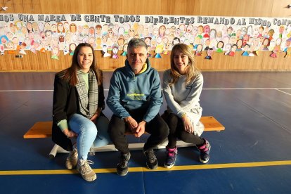 Los profesores Beatriz Carrero, Paco López e Isabel Núñez, responsables del proyecto 'Senderos' del CRA La Abadía de Carracedelo.- ICAL