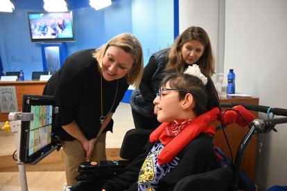 La consejera de Familia e Igualdad de Oportunidades, Isabel Blanco, presenta el spot de Aspace Castilla y León para visibilizar el día a día de las personas con parálisis cerebral y otras discapacidades con grandes necesidades de apoyo. Junto a ella, una de las protagonistas del spot, Noa Martín. -JCYL