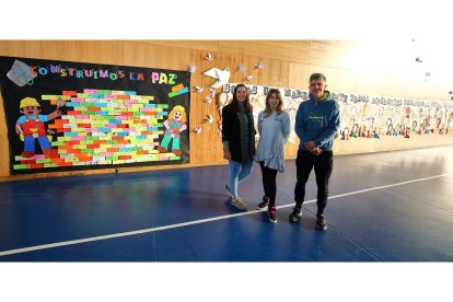 Los profesores Beatriz Carrero, Paco López e Isabel Núñez, responsables del proyecto 'Senderos' del CRA La Abadía de Carracedelo.- ICAL