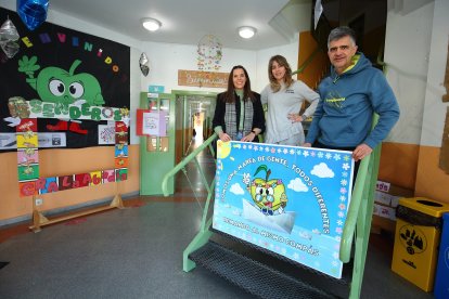 Los profesores Beatriz Carrero, Paco López e Isabel Núñez, responsables del proyecto 'Senderos' del CRA La Abadía de Carracedelo.- ICAL