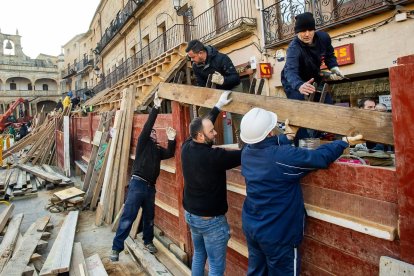 Montaje de los tablaos que configuran el coso taurino durante los Carnavales del Toro en la Plaza Mayor de Ciudad Rodrigo. -ICAL.