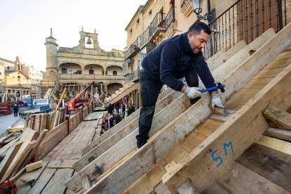Montaje de los tablaos que configuran el coso taurino durante los Carnavales del Toro en la Plaza Mayor de Ciudad Rodrigo. -ICAL.