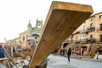 Montaje de los tablaos que configuran el coso taurino durante los Carnavales del Toro en la Plaza Mayor de Ciudad Rodrigo. -ICAL.
