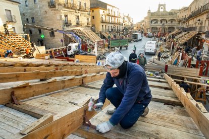 Montaje de los tablaos que configuran el coso taurino durante los Carnavales del Toro en la Plaza Mayor de Ciudad Rodrigo. -ICAL.