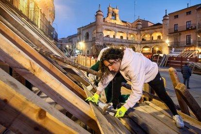 Montaje de los tablaos que configuran el coso taurino durante los Carnavales del Toro en la Plaza Mayor de Ciudad Rodrigo. -ICAL.