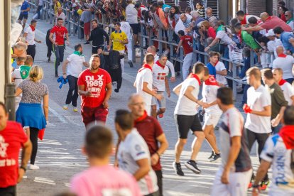 Baja por la calle de la resina de las reses de la ganadería Sánchez Herrero.- Ical