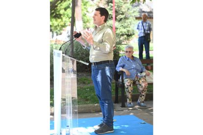 El presidente del PP autonómico y de la Junta, Alfonso Fernández Mañueco, durante el acto de campaña del PP en Miranda de Ebro (Burgos).- ICAL