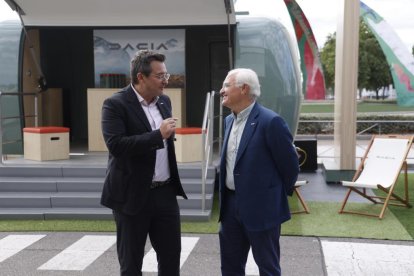 El gerente de Vasa Arroyo, José Luis López Valdivielso, y el gerente de Vasa Arroyo, José Luis López Valdivielso, y el director de Postventa y Calidad Dacia España, Fernando Vara, presentan la nueva imagen de Dacia en las instalaciones de Dacia Arroyo, así como la nueva Gama Dacia Extreme. -PHOTOGENIC