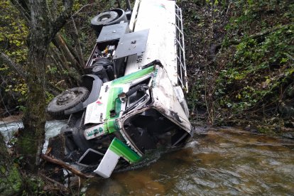Un camión ha perdido el control y ha caído al río en Tremor de Arriba en León.- BOMBEROSPONFE
