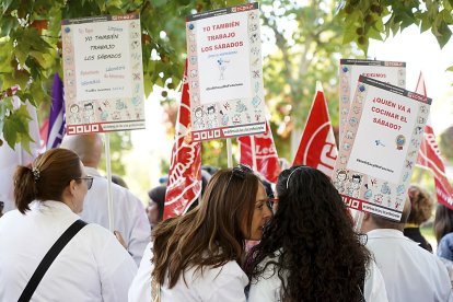 Concentración de profesionales sanitarios en la sede de la Presidencia de la Junta de Castilla y León.