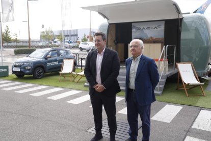 El gerente de Vasa Arroyo, José Luis López Valdivielso, y el gerente de Vasa Arroyo, José Luis López Valdivielso, y el director de Postventa y Calidad Dacia España, Fernando Vara, presentan la nueva imagen de Dacia en las instalaciones de Dacia Arroyo, así como la nueva Gama Dacia Extreme. -PHOTOGENIC