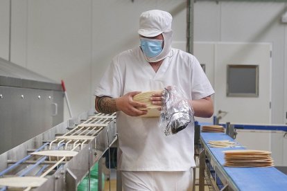 La empresa Obleas Pan de Ángel se ubica en la comarca de Vitigudino. Su apuesta por la fijación de empleo en el medio rural ha sido desde el principio una constante. / ENRIQUE CARRASCAL