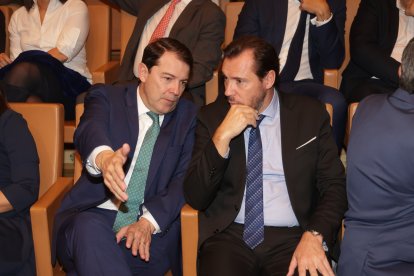 Alfonso Fernández Mañueco conversa con Óscar Puente.- PHOTOGENIC