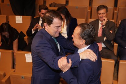 Alfonso Fernández Mañueco saluda a Mario Amilivia.- PHOTOGENIC