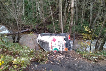 Un camión ha perdido el control y ha caído al río en Tremor de Arriba en León.- BOMBEROSPONFE