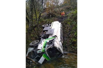 Un camión ha perdido el control y ha caído al río en Tremor de Arriba en León.- BOMBEROSPONFE