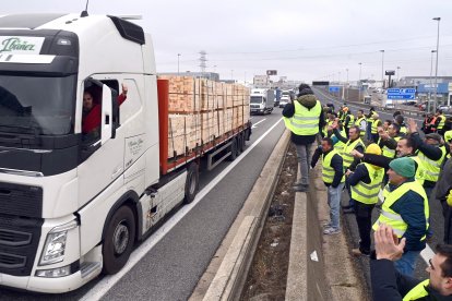 Protestas agrarias en la A1 a su paso por Burgos. -ICAL
