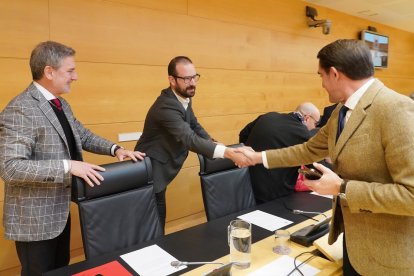 El consejero de Medio Ambiente, Vivienda y Ordenación del Territorio, Juan Carlos Suárez-Quiñones, comparece en las Cortes a petición del Grupo Socialista y propia para informar del análisis, resultados y conclusiones del operativo de vigilancia, prevención y extinción de incendios forestales en Castilla y León de la campaña del año 2023 y de la campaña de lucha contra incendios forestales 2023. -ICAL.