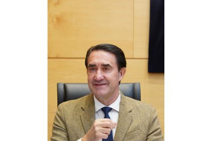 El consejero de Medio Ambiente, Vivienda y Ordenación del Territorio, Juan Carlos Suárez-Quiñones, comparece en las Cortes a petición del Grupo Socialista y propia para informar del análisis, resultados y conclusiones del operativo de vigilancia, prevención y extinción de incendios forestales en Castilla y León de la campaña del año 2023 y de la campaña de lucha contra incendios forestales 2023. -ICAL.