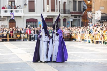 Acto de El Encuentro en el transcurso de la Procesión de El Encuentro, organizada por la Real Hermandad Jesús Divino Obrero. -ICAL