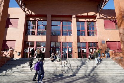 Celebración en la Facultad de Derecho de la Universidad de León de las pruebas selectivas 2023 para el acceso en el a?o 2024, a plazas de formación sanitaria especializada para las titulaciones universitarias de grado/licenciatura/diplomatura de Medicina, Farmacia, Enfermería y ámbito de la Psicología, la Química, la Biología y la Física. -ICAL.