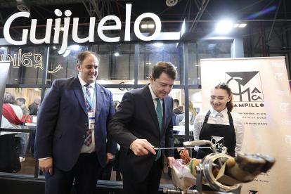 El presidente de la junta Alberto Fernández Mañueco, visita el Stand de Guijuelo en Fitur. Juan Lázaro/Ical