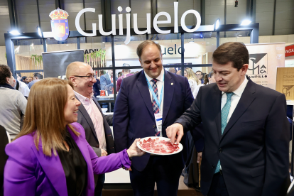 El presidente de la junta Alberto Fernández Mañueco, visita el Stand de Guijuelo en Fitur. Juan Lázaro/Ical