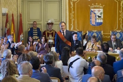 El candidato del PP, Carlos García Carbayo, toma posesión como alcalde de Salamanca. -ICAL