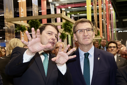 El presidente de la Junta de Castilla y León, Alfonso Fernández Mañueco, junto al presidente del PP Alberto Nuñez Feijoo, visita la 44 edición de Fitur y el expositor de la Comunidad. Juan Lázaro/ Ical