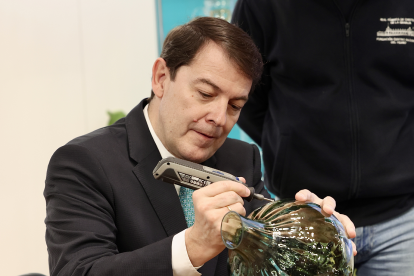 El presidente de la junta Alfonso Fernández Mañueco, grabando en vidrio, durante su visita al Stand de Castilla y León en Futur. Juan Lázaro/Ical