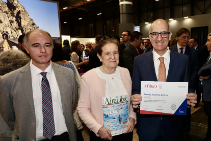 El presidente de la Diputación de Salamanca, Javier Iglesias, recibe el diploma acreditativo otorgado a la experiencia turística Camino de Hierro, como uno de los cuatro ganadores de XXIX Premios de Turismo Activo. Juan Lázaro/Ical