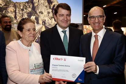 El presidente de la Diputación de Salamanca, Javier Iglesias, recibe el diploma acreditativo otorgado a la experiencia turística Camino de Hierro, como uno de los cuatro ganadores de XXIX Premios de Turismo Activo. Juan Lázaro/Ical