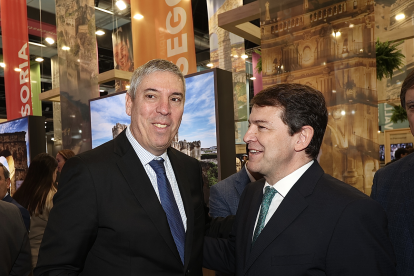 El presidente de IFEMA, José Vicente de los Mozos, junto al presidente de la Junta, Alfonso Fernández Mañueco, en el Stand de Castilla y León en Fitur. Juan Lázaro/ Ical