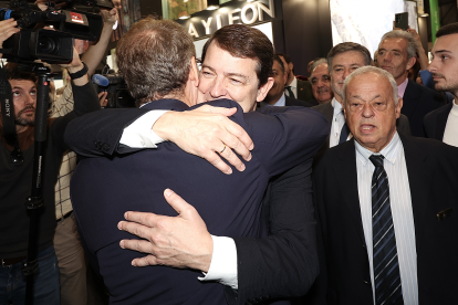 El presidente de la Junta de Castilla y León, Alfonso Fernández Mañueco, junto al presidente del PP Alberto Nuñez Feijoo, visita la 44 edición de Fitur y el expositor de la Comunidad. Juan Lázaro/ Ical