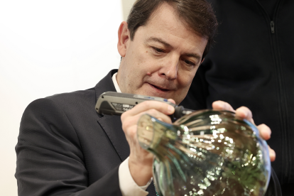 El presidente de la junta Alfonso Fernández Mañueco, grabando en vidrio, durante su visita al Stand de Castilla y León en Futur. Juan Lázaro/Ical