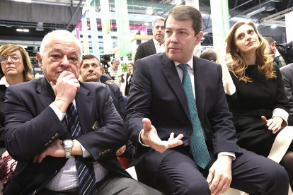El presidente de la Junta de Castilla y León, Alfonso Fernández Mañueco, junto al presidente del PP Alberto Nuñez Feijoo, visita la 44 edición de Fitur y el expositor de la Comunidad. Juan Lázaro/ Ical