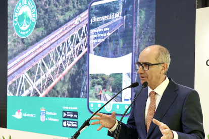 El presidente de la Diputación, Javier Iglesias, presenta la promoción de la provincia de Salamanca en FITUR 2024: App y audioguía del Camino de Hierro. Juan Lázaro/ Ical