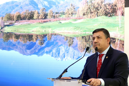 El presidente de la Diputación de Ávila, Carlos García, presenta la oferta turística de la provincia. Juan Lázaro/ Ical