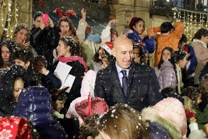 El alcalde José Antonio Díez enciende el alumbrado navideño. -ICAL.