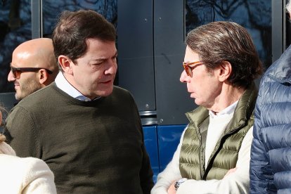 El presidente de la Junta Alfonso Fernandez Mañueco,junto a José María Aznar, en la manifestación del Partido Popular por la Igualdad de los españoles. ICAL
