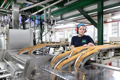 Línea 6 de la fábrica Galletas Gullón. -GULLÓN