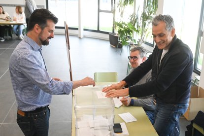 El secretario general del PSOECyL, Luis Tudanca, ejerce su derecho al voto en el CEIP Isabel de Basilea