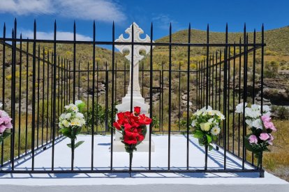 Escultura levantada en Almería, donde aparecieron los cuerpos de los amigos. - FOTO CEDIDA POR 'EL CASO ALMERÍA' EN FACEBOOK