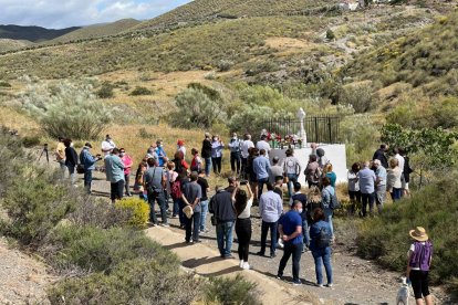 Visita al monumento levantado en honor de los fallecidos.  - FOTO CEDIDA POR 'EL CASO ALMERÍA' EN FACEBOOK